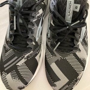 Brooks launch woman runs sniker